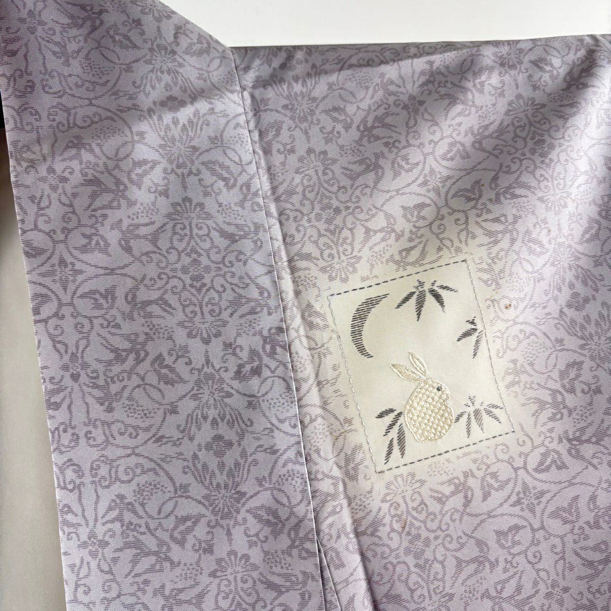 YU！スワトウ刺繍　紬　錆浅葱　しつけ糸有り　裄66 身丈160 襟内に薄 YU！スワトウ刺繍 紬 錆浅葱 しつけ糸有り 裄66 身丈160 襟内に薄 美品