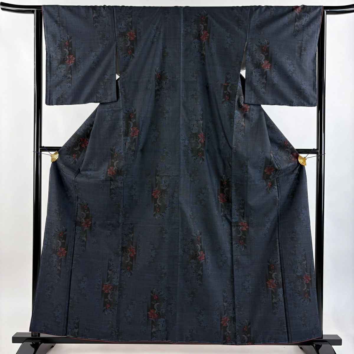 本場泥大島紬 黒地に紺椿柄 正絹 トールサイズ身丈166 裄丈67、5 未着装 本場泥大島紬 黒地に紺椿柄 正絹 トールサイズ身丈166 裄丈67、5 未