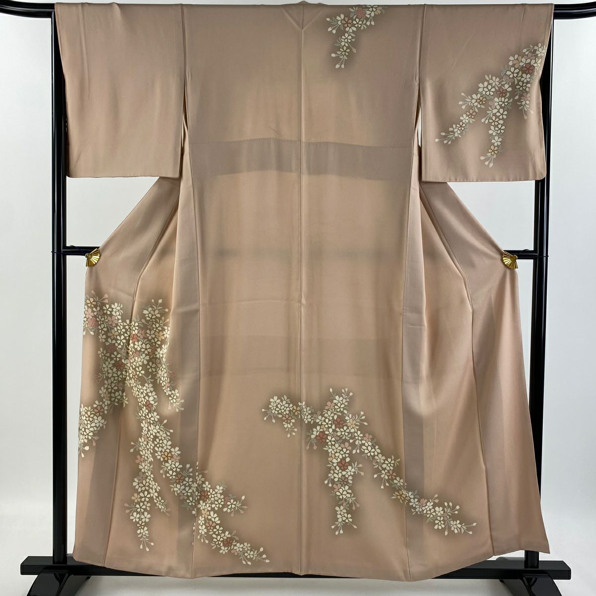 未使用品 訪問着 ベージュ ブラウン濃淡 綸子地 枝花 身丈161.5cm 正絹 未使用品 訪問着 ベージュ ブラウン濃淡 綸子地 枝花 身丈161.5cm 正絹