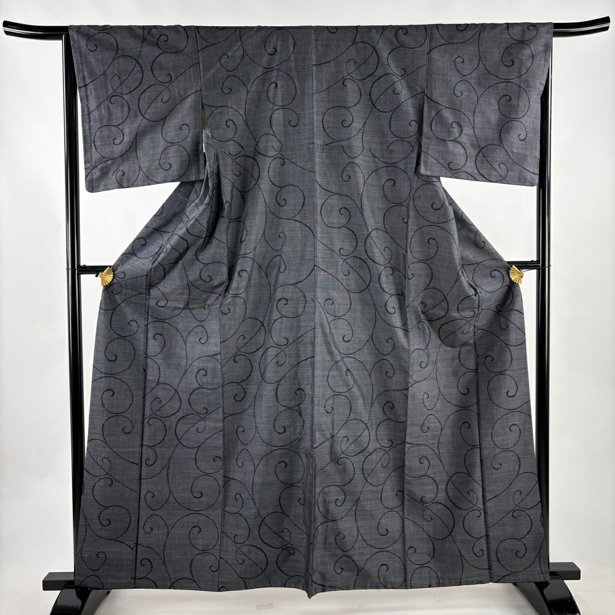 美品】 紬 身丈162.5cm 裄丈65.5cm M 袷 唐草 濃紺 正絹 秀品｜中古
