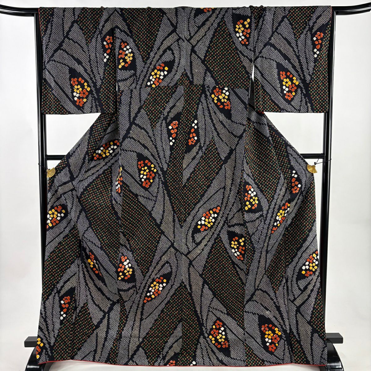 美品】 小紋 身丈168cm 裄丈66.5cm M 袷 梅 幾何学 絞り 黒 正絹 優品