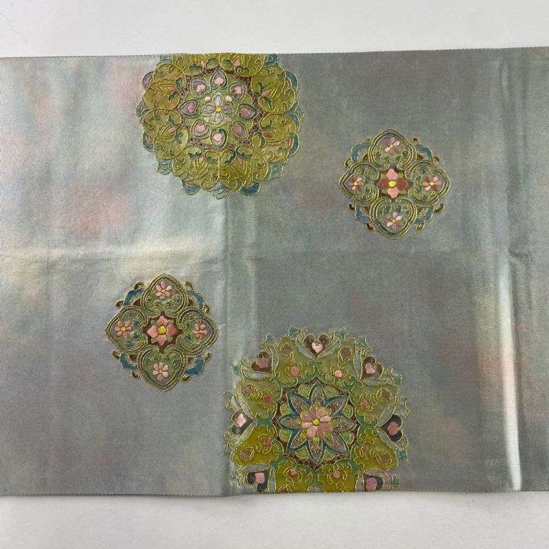 袋帯 太鼓柄 箔押しの可愛い鳥に花 正絹 U-4699 袋帯 美品 名品 華文 花鳥 箔 刺繍 薄緑 お太鼓柄 正絹｜中古