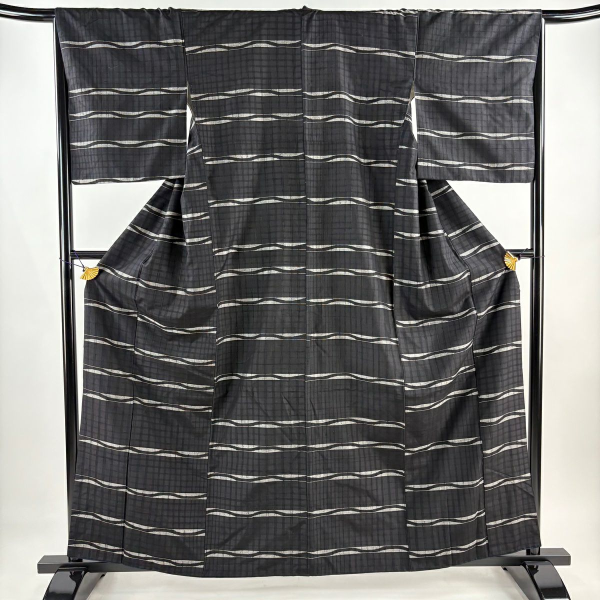 ぽ*む様 未使用　新品　美品　袷　大島紬　フルセット　身丈159.5 裄丈65 美品】 大島紬 身丈166cm 裄丈65cm M 袷 純泥染 証紙あり 草花 幾何学