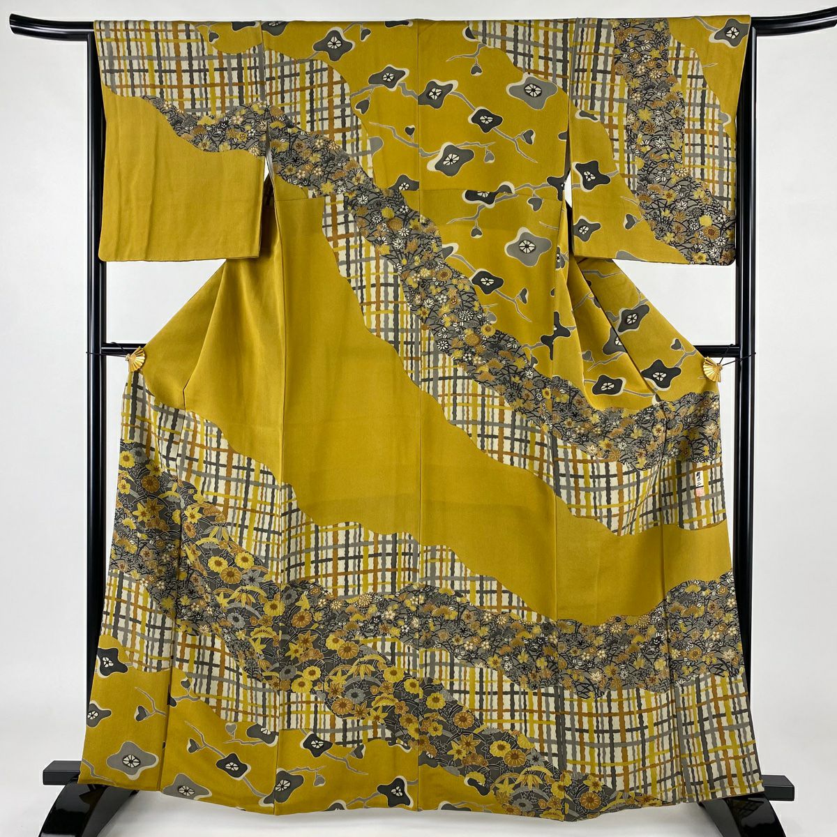 単衣　付下げ（秋草文）刺繍入　裄67 　背紋なし　 正絹美品 単衣 付下げ（秋草文）刺繍入 裄67 背紋なし 正絹美品