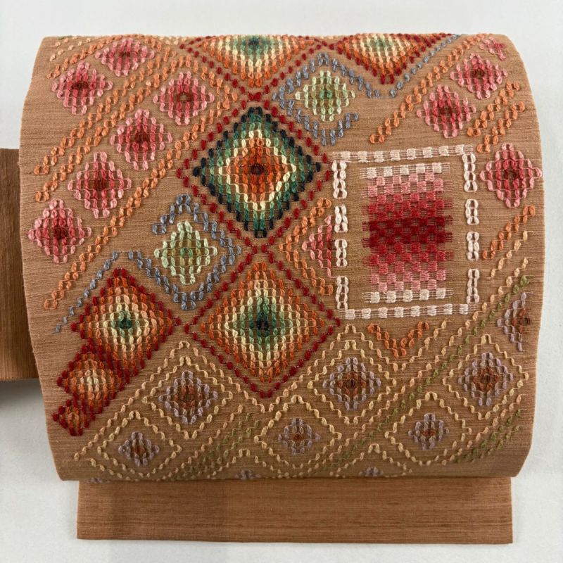 名古屋帯 美品 逸品 紬地 菱 幾何学模様 刺繍 ピンクベージュ