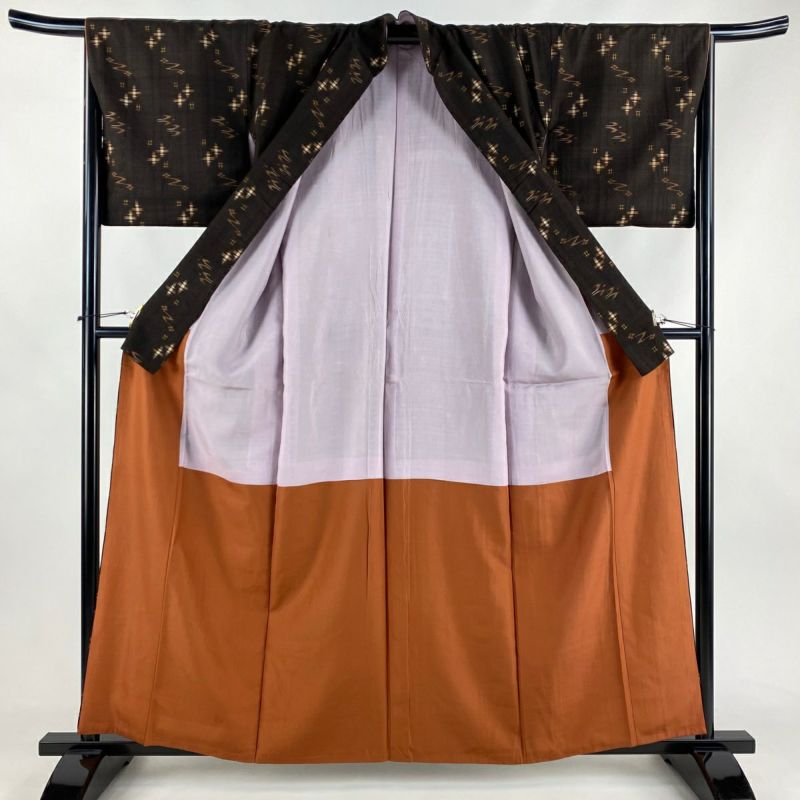 ワンピなど最旬ア！ 紬 身丈160cm 裄丈66cm M 袷 燕 井桁 焦茶色 正絹 名品｜中古 着物・浴衣