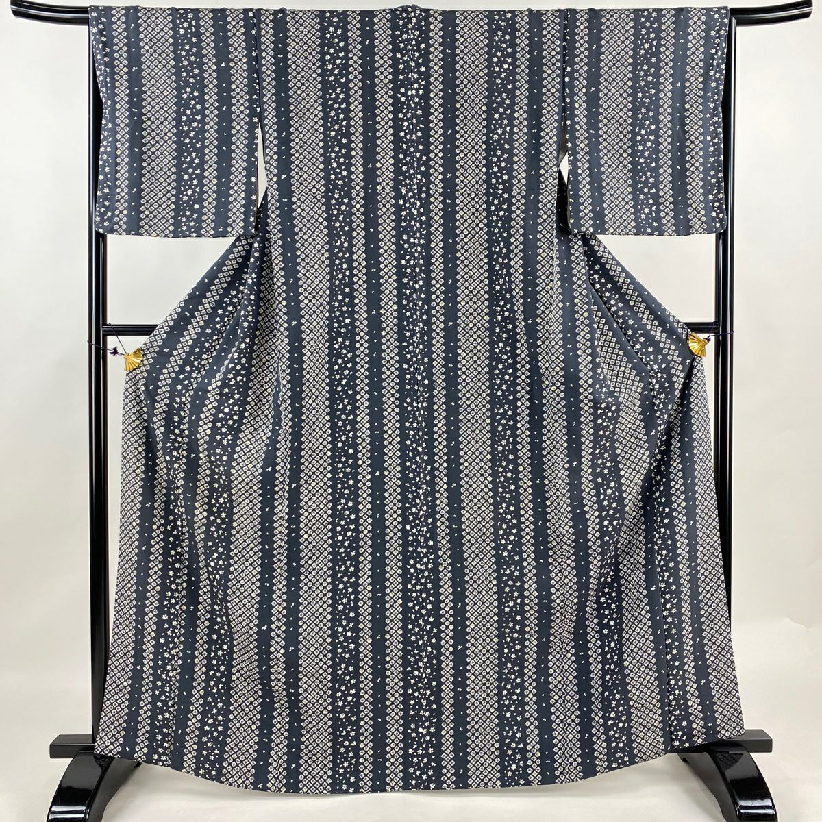 紬 身丈166cm 裄丈69cm L 袷 流水 青灰色 正絹 名品 【中古】（紬 身丈  
