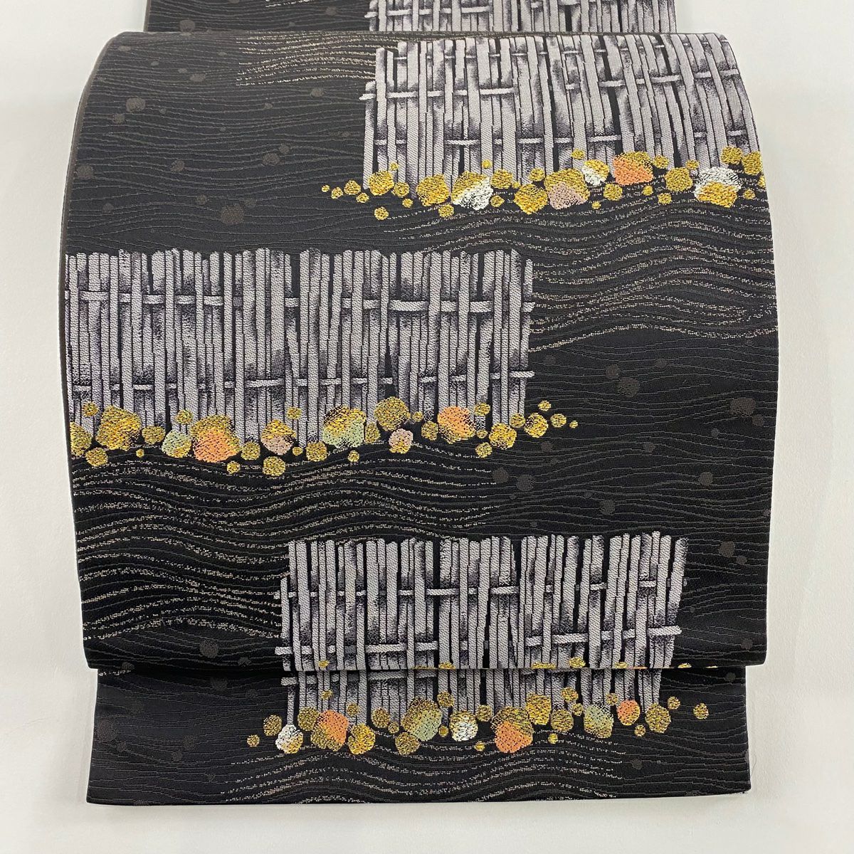 美品】 袋帯 秀品 関西仕立て 草花 扇 刺繍 箔 黒 お太鼓柄 正絹｜中古