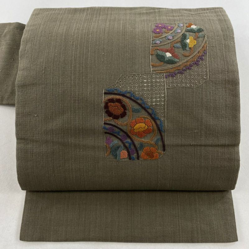 名古屋帯 秀品 紬地 破れ色紙 花唐草 相良刺繍 灰色 正絹｜中古