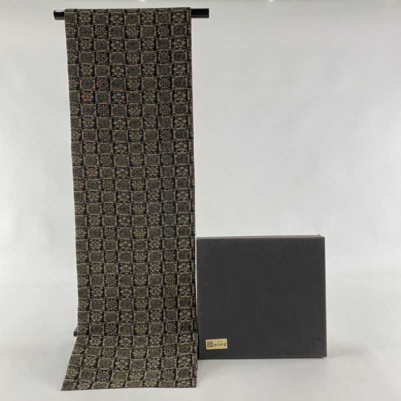 開き名古屋帯 逸品 勝山織物 落款あり 共箱付き 市松 草花 金糸 開き名古屋帯 逸品 勝山織物 落款あり 共箱付き 市松 草花 金糸