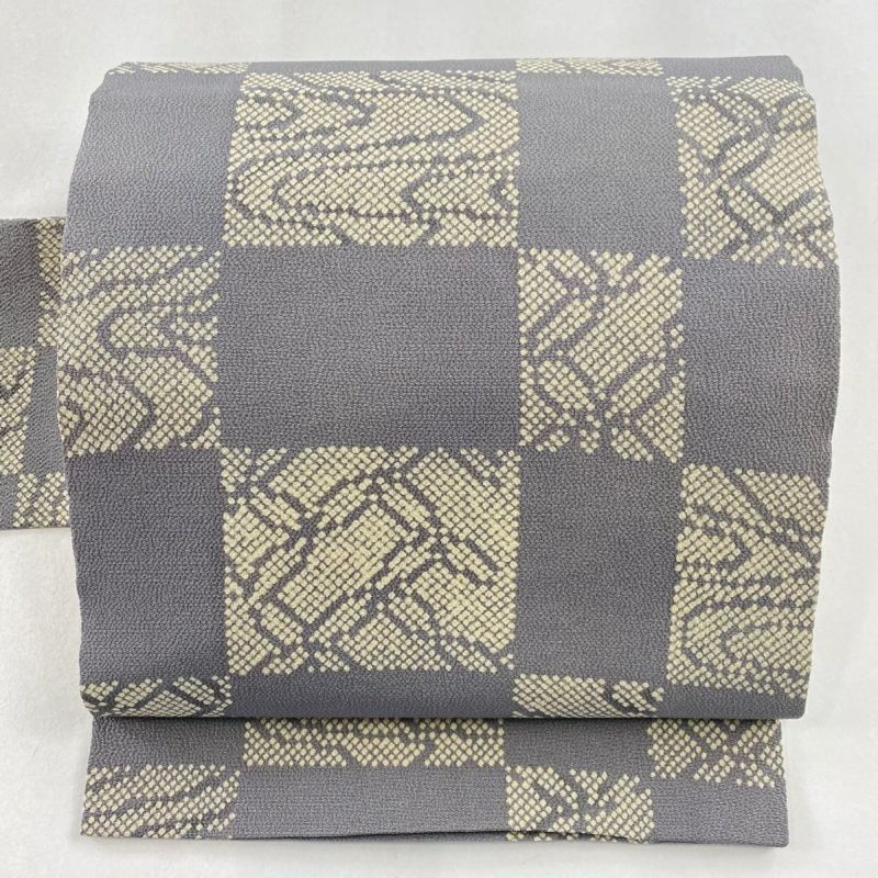 名古屋帯 秀品 変わり市松 流水 縮緬 灰色 正絹|中古・古着 名古屋帯 秀品 変わり市松 流水 縮緬 灰色 正絹|中古・古着