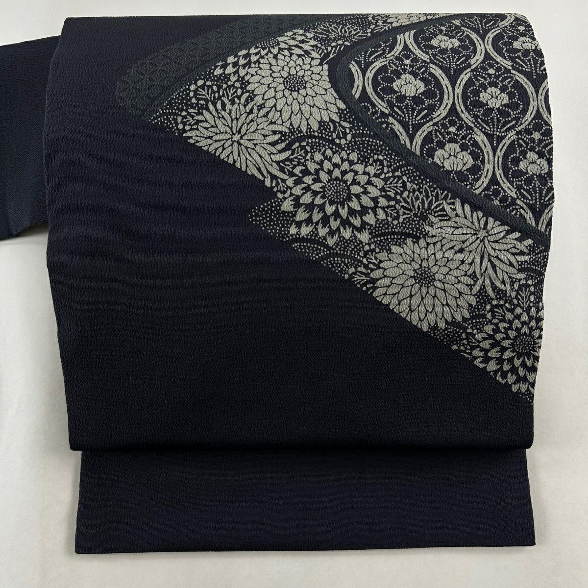 名古屋帯 美品 逸品 人間国宝 羽田登喜男 落款あり 鴛鴦 菊 金糸 名古屋帯 美品 逸品 人間国宝 羽田登喜男 落款あり 鴛鴦 菊 金糸