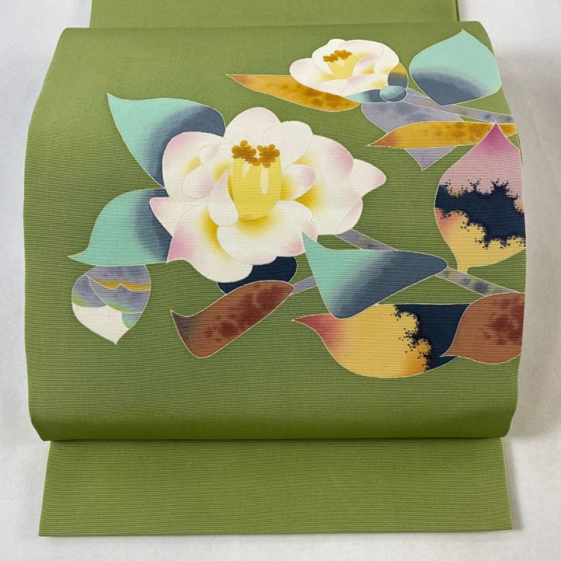 開き名古屋帯 美品 逸品 百貫華峰 落款あり 椿 ぼかし 抹茶色 開き名古屋帯 美品 逸品 百貫華峰 落款あり 椿 ぼかし 抹茶色
