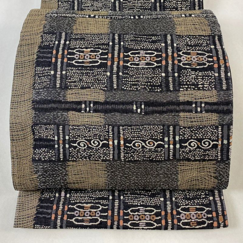 袋帯 美品 逸品 となみ織物 落款あり 個性的 幾何学模様 箔 黒灰 袋帯 美品 逸品 となみ織物 落款あり 個性的 幾何学模様 箔 黒灰