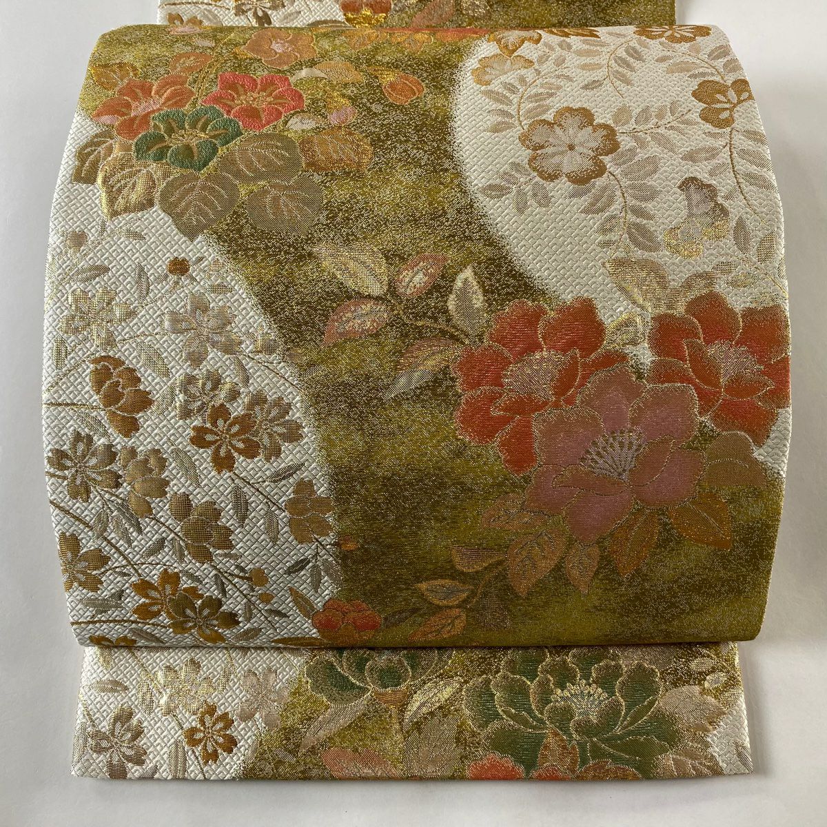 袋帯 美品 秀品 落款あり 岡野武一郎 牡丹 草花 金糸 箔 灰白 六