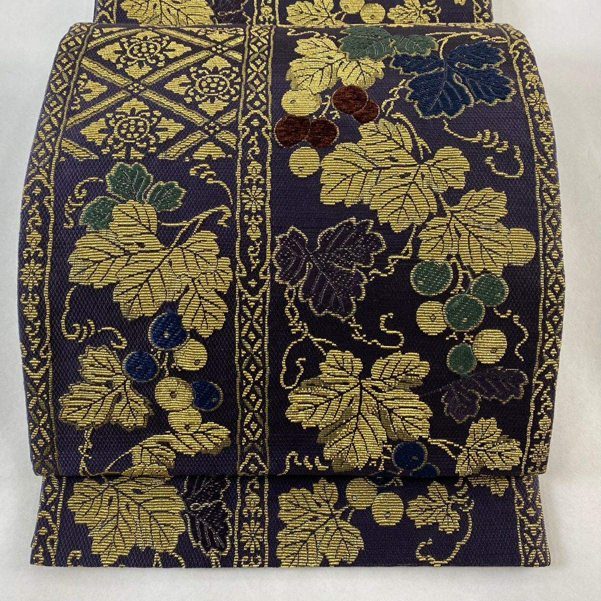 袋帯 美品 逸品 草花 葡萄唐草 金糸 刺繍 鶯色 全通 正絹｜中古