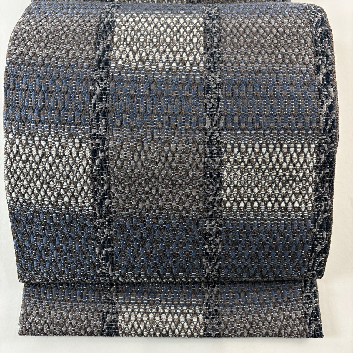 美品】 袋帯 名品 やまと 幾何学 格子 ぼかし 藍色 全通 正絹｜中古