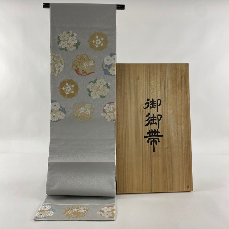 袋帯 美品 逸品 山口美術織物 落款あり 外箱付き 関西仕立て 松園浜茄子華文 唐織 金糸 灰色 お太鼓柄 正絹|中古・古着・リサイクル着物通販|バイセル  オンライン