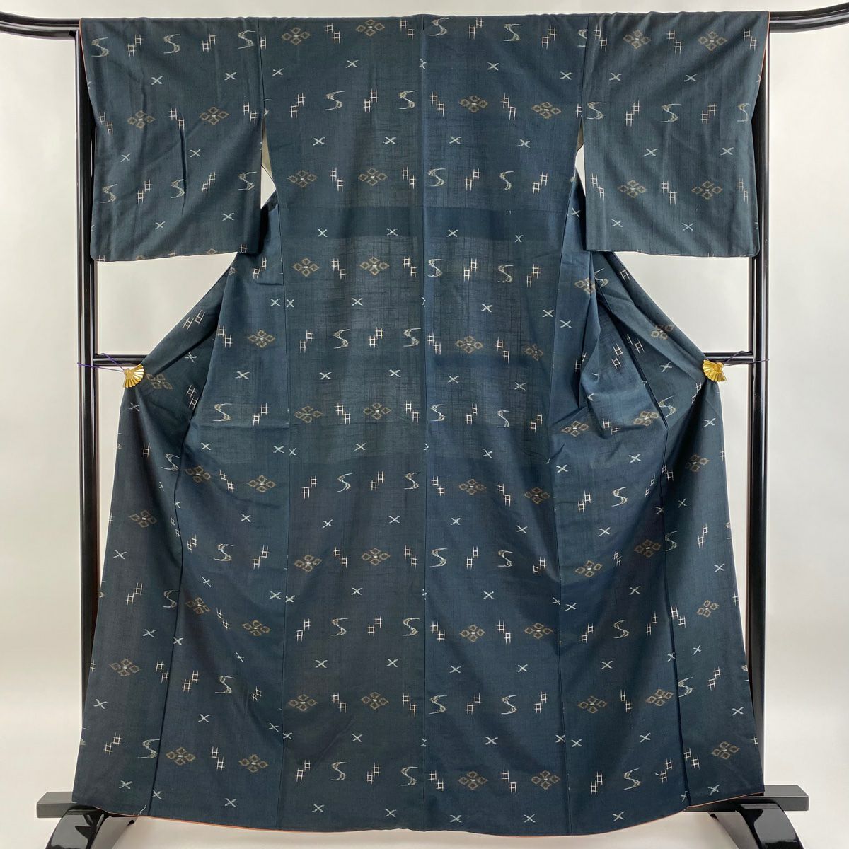 反物 逸品 紬 本場琉球 井桁絣 流水 焦茶色 正絹 中古 焦茶色